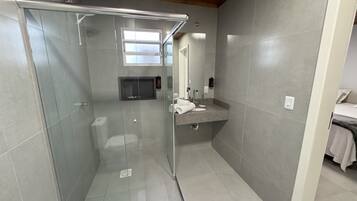 Familienzimmer | Badezimmer | Dusche, Handtücher, Seife, Toilettenpapier