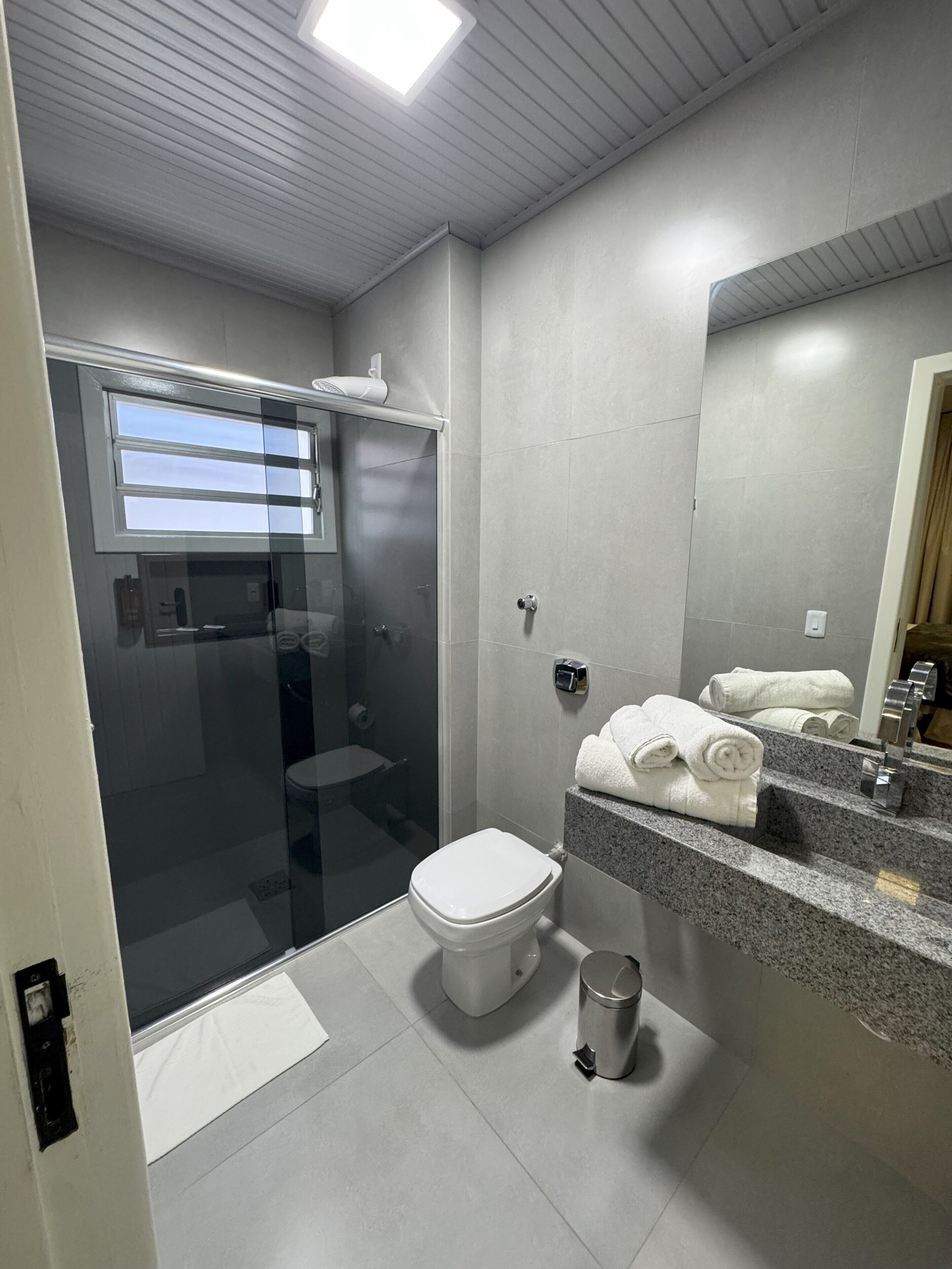 Ducha, toallas, jabón, papel higiénico