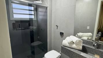 Buồng tắm vòi sen, khăn tắm, xà phòng, giấy vệ sinh