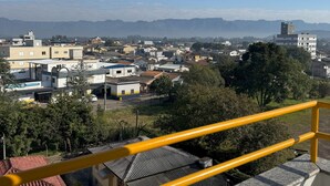 A cityscape with buildings, trees, and distant mountains. - HOTEL RIO JORDÃO (Sideropolis)