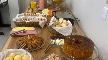 Bao gồm bữa sáng đầy đủ hàng ngày