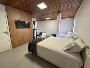 A bedroom with a bed, a TV mounted on the wall, and a wooden ceiling. - HOTEL RIO JORDÃO (Sideropolis)
