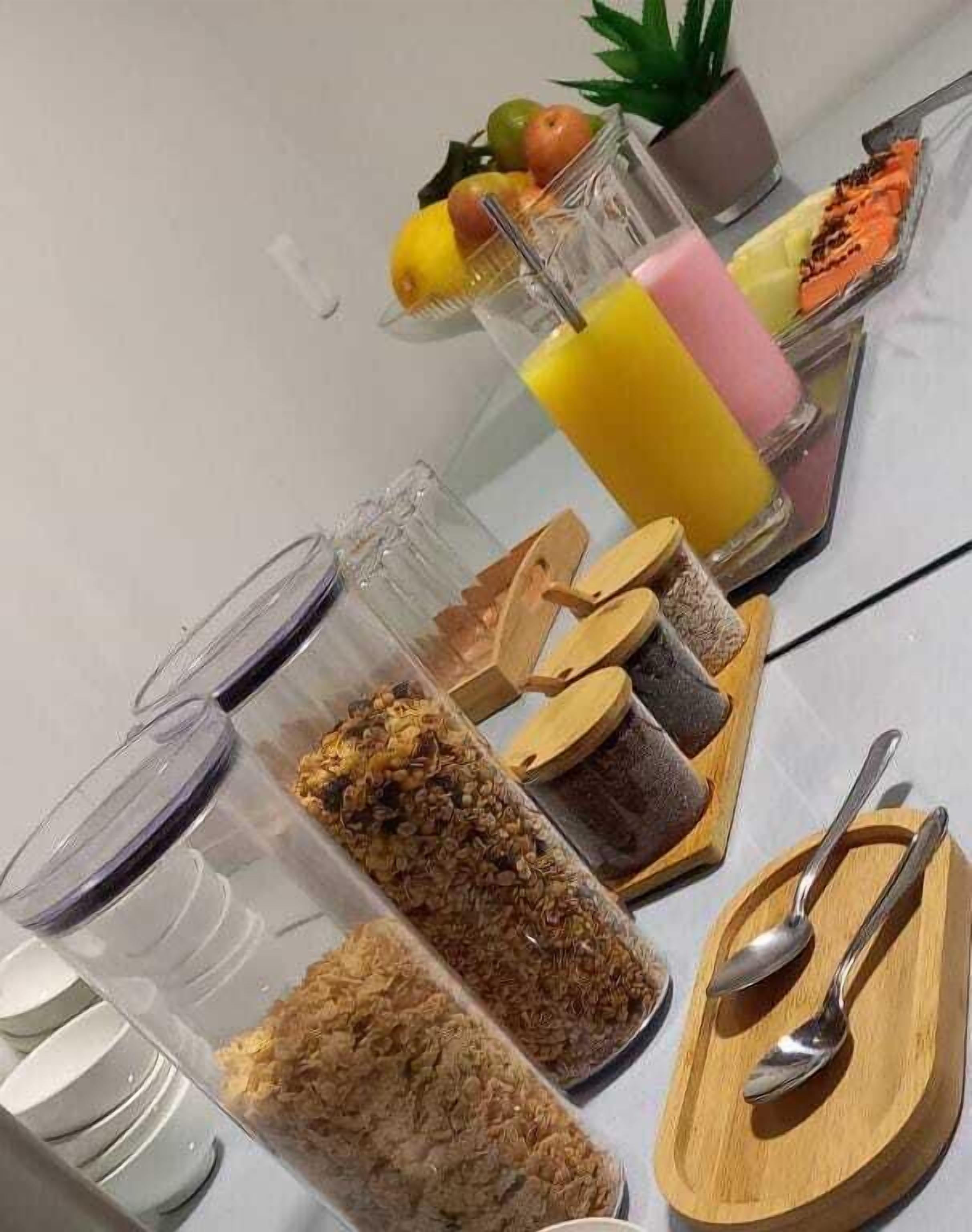 Un bufé de desayuno con diversos alimentos y bebidas.