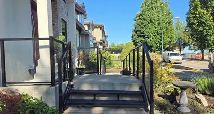 7KM-15Min from D/T Private 1000SF Top Floor Suite
The Birdsnest Welcomes U