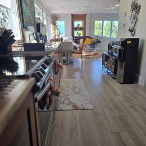 Interior - 
7KM-15Min from D/T Private 1000SF Top Floor Suite
 The Birdsnest Welcomes U     (Vancouver)