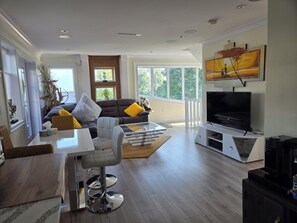 Smart TV, fireplace, books, video library - 
7KM-15Min from D/T Private 1000SF Top Floor Suite
 The Birdsnest Welcomes U     (Vancouver)