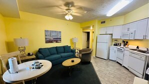 TV, video games, DVD player - 1Bed/1Bath Suite. Daytona Beach, FL! (Daytona Beach)