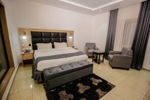 In-room safe, desk, laptop workspace, free WiFi - VINMILAN Hotel & Resort (Asaba)