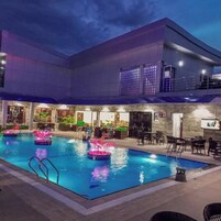 Una piscina al aire libre