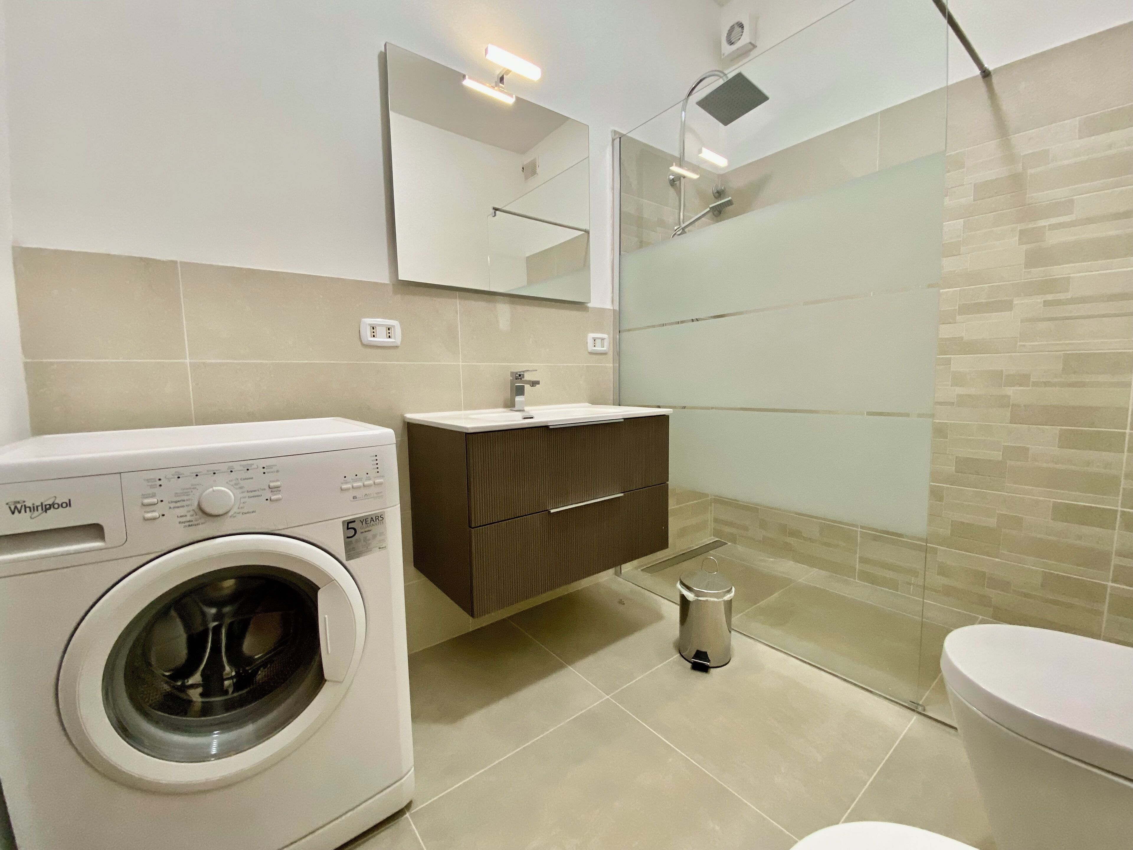 Een douche, een haardroger, een bidet, handdoeken