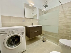 Een douche, een haardroger, een bidet, handdoeken