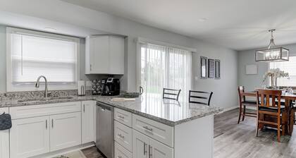 Comfortable 3 Bedroom with King bed in Waukesha