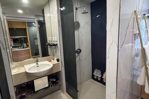 A modern bathroom with a sink, mirror, and shower. - Love Holiday Hotel (Dalian Zhongshan Square Railway Station) (Dalian)