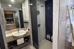 Bathroom - Love Holiday Hotel (Dalian Zhongshan Square Railway Station) (Dalian)