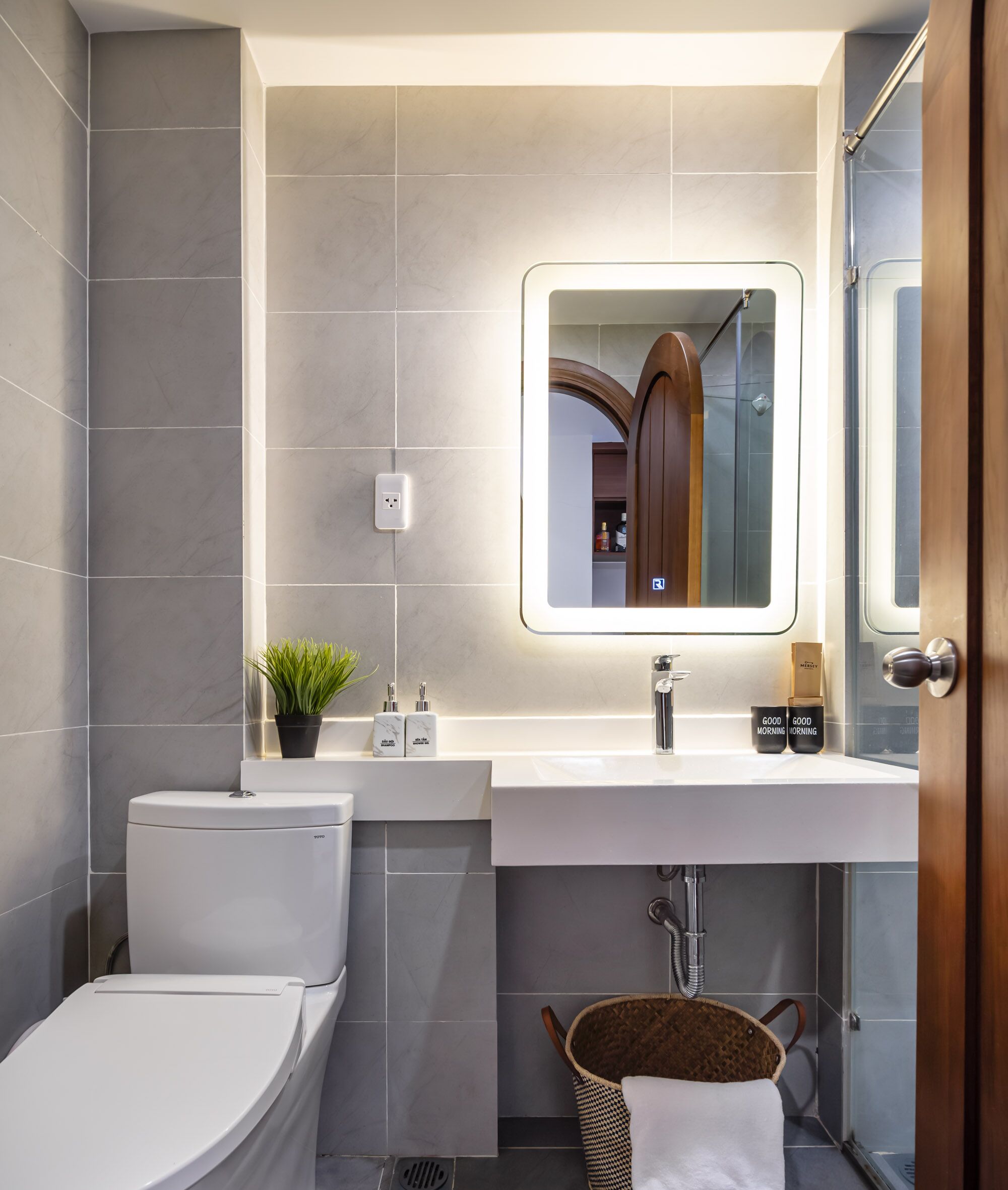Une salle de bain moderne équipée de toilettes, d’un lavabo et d’une douche.