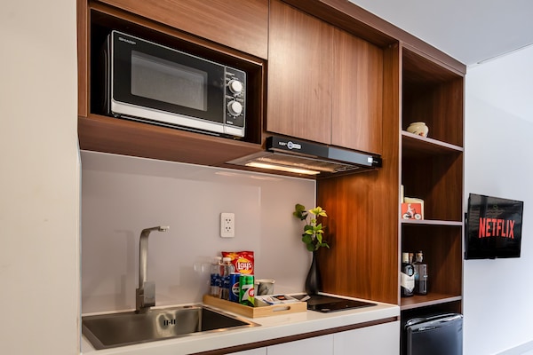 Frigobar, microondas, utensilios de cocina, artículos de limpieza