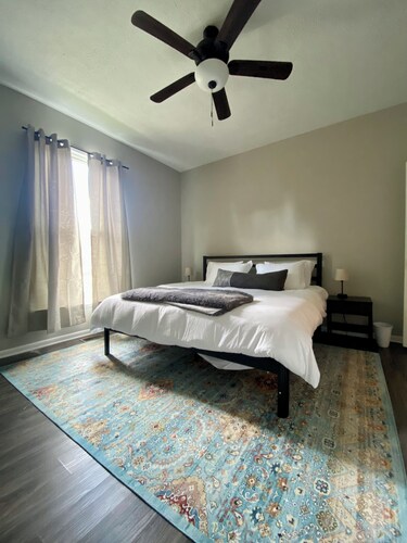 Charming 3-bedroom house with WiFi, Smart TVS and AC in lovely Noblesville