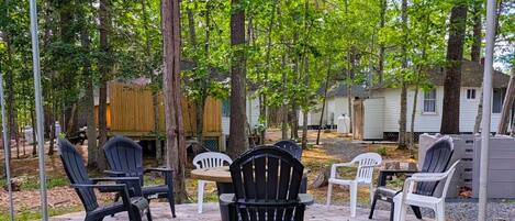 Un espace patio avec des sièges extérieurs et un chemin en pierre.
