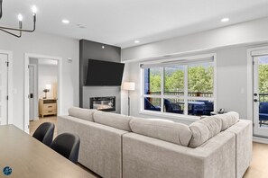 TV, fireplace - 3 Bed/2 Bath Sparrowhawk(Top Floor/West) -Sleeps 8 (Dead Man's Flats)