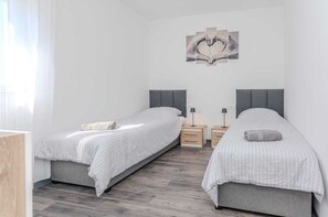 4 bedrooms, iron/ironing board, free WiFi, bed sheets
