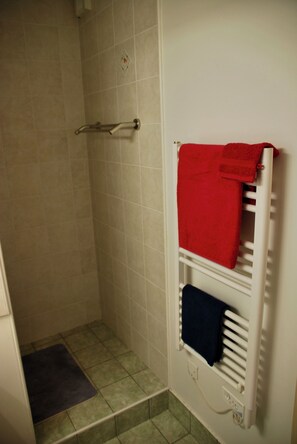 Haartrockner, Handtücher, Seife, Toilettenpapier