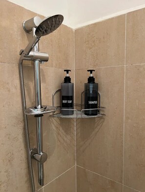 Dusche, Haartrockner, Handtücher, Seife