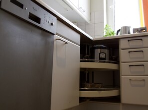 Fridge, microwave, stovetop, dishwasher - Stylish Lottus Room in Duplex Near Center & UMCG (Groningen)