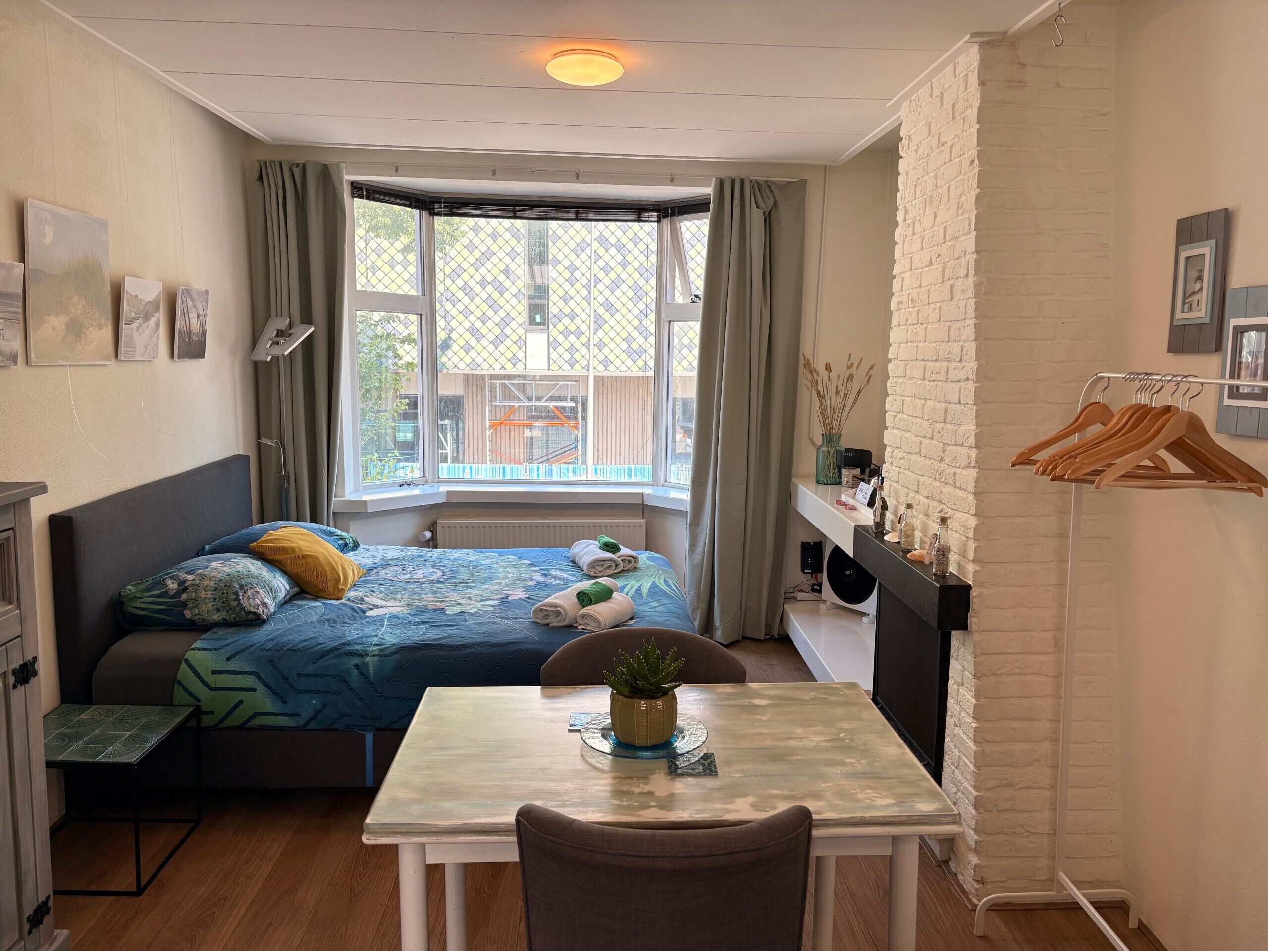 1 slaapkamer, een strijkplank/strijkijzer, gratis wifi, beddengoed
