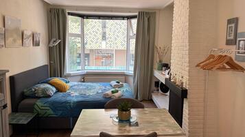 1 slaapkamer, een strijkplank/strijkijzer, gratis wifi, beddengoed