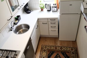 Kühlschrank, Mikrowelle, Herdplatte, Geschirrspüler