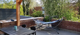Stylish Lottus Room in Duplex Near Center & UMCG