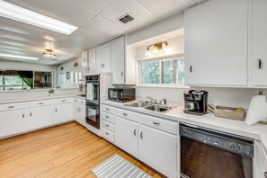 Réfrigérateur, micro-ondes, plaque de cuisson, lave-vaisselle