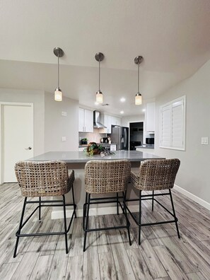 Fridge, microwave, oven, stovetop - Serene 4-bedroom house in Las Vegas with sparkling pool, king bed & office space (Las Vegas)