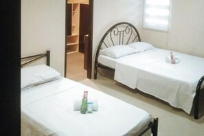 Room - Skyleigh Apartelle by RedDoorz (Iloilo City)