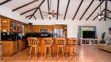 Full-sized fridge, microwave, oven, stovetop