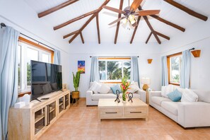 Living area - Dolphin Beach Villa (Placencia)