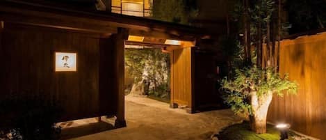 المنشأة من الخارج