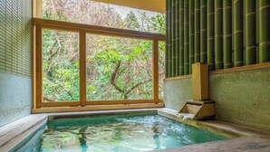 A hot spring with a view of trees through a large window. - Inishieno yado IKYU【Reopening in April, 2026】 (Ise)