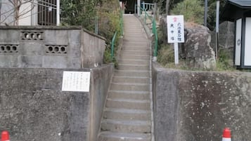 A set of concrete stairs leading to a building entrance, with a sign indicating a parking area.