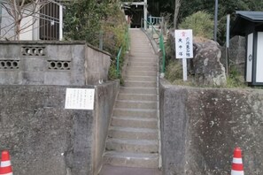 Un conjunto de escalones de hormigón que conducen a la entrada de un edificio, con un cartel que indica un área de estacionamiento.