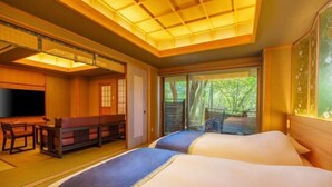 A hotel room with a large bed, a desk, and a view of the outdoors. - Inishieno yado IKYU【Reopening in April, 2026】 (Ise)