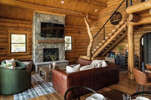 Smart-TV, peis, bøker og musikkbibliotek