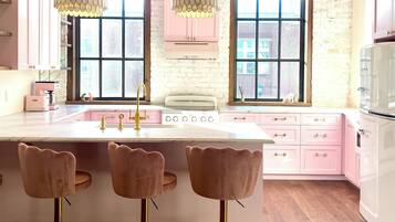 Réfrigérateur, micro-ondes, four, plaque de cuisson