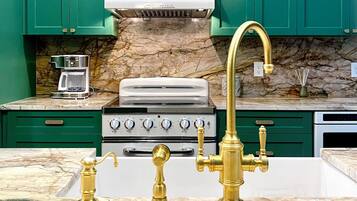 Microondas, horno, parrilla de estufa y lavavajillas