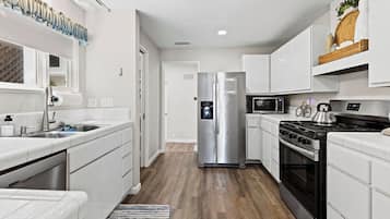 冷蔵庫、電子レンジ、オーブン、コンロ