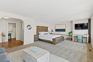 3 habitaciones, escritorio y tabla de planchar con plancha 