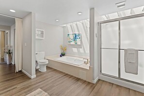 Shower, hair dryer, towels, soap - Sunrise on the Bay, Bayfront, A/C, Bikes & Firepit! (San Diego)