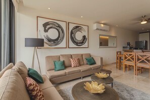 55-inch TV with cable channels - New Merida Marvel Rooftop Pool w Views (Mérida)