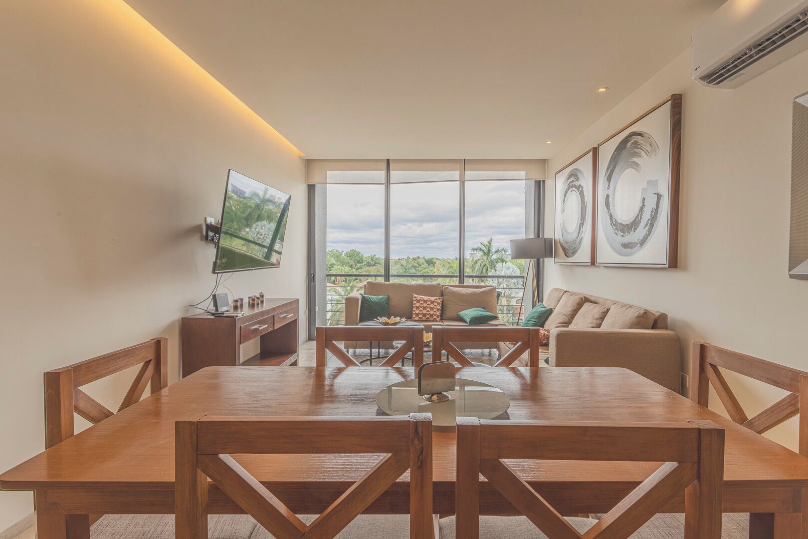 تلفزيون بحجم 55-بوصة يعرض قنوات تلفزيونية باشتراك مدفوع