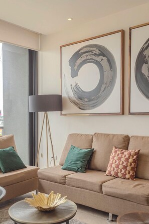 55-inch TV with cable channels - New Merida Marvel Rooftop Pool w Views (Mérida)